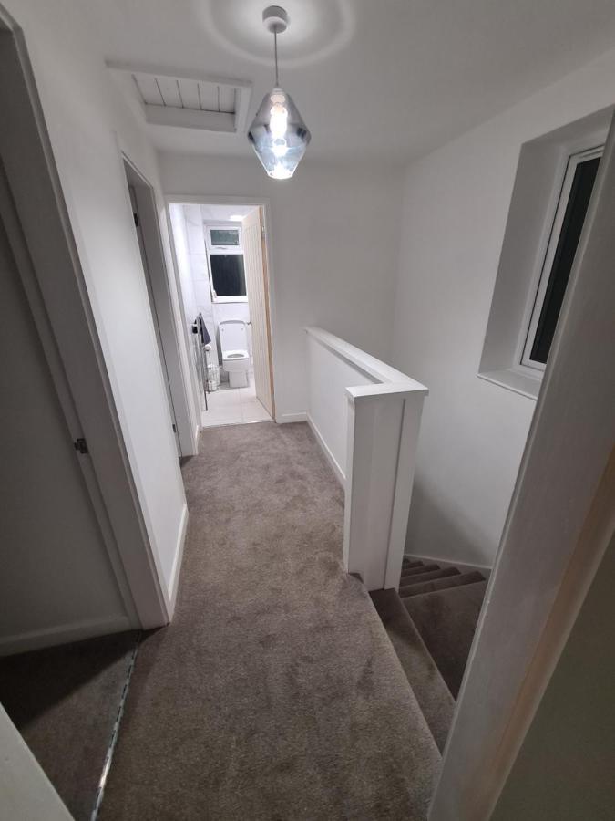 Apartment 6 Bed Sleeps 7, 1 Mile From M54 I54 Jaguar Land Rover Moog Wolverhampton